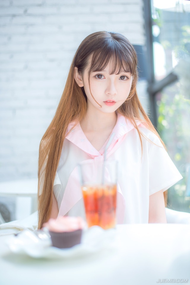 挥挥手，身后百名虎卫战士迅速停下，副统领上前，疑惑的看了虎卫统领一眼：“怎么了？”